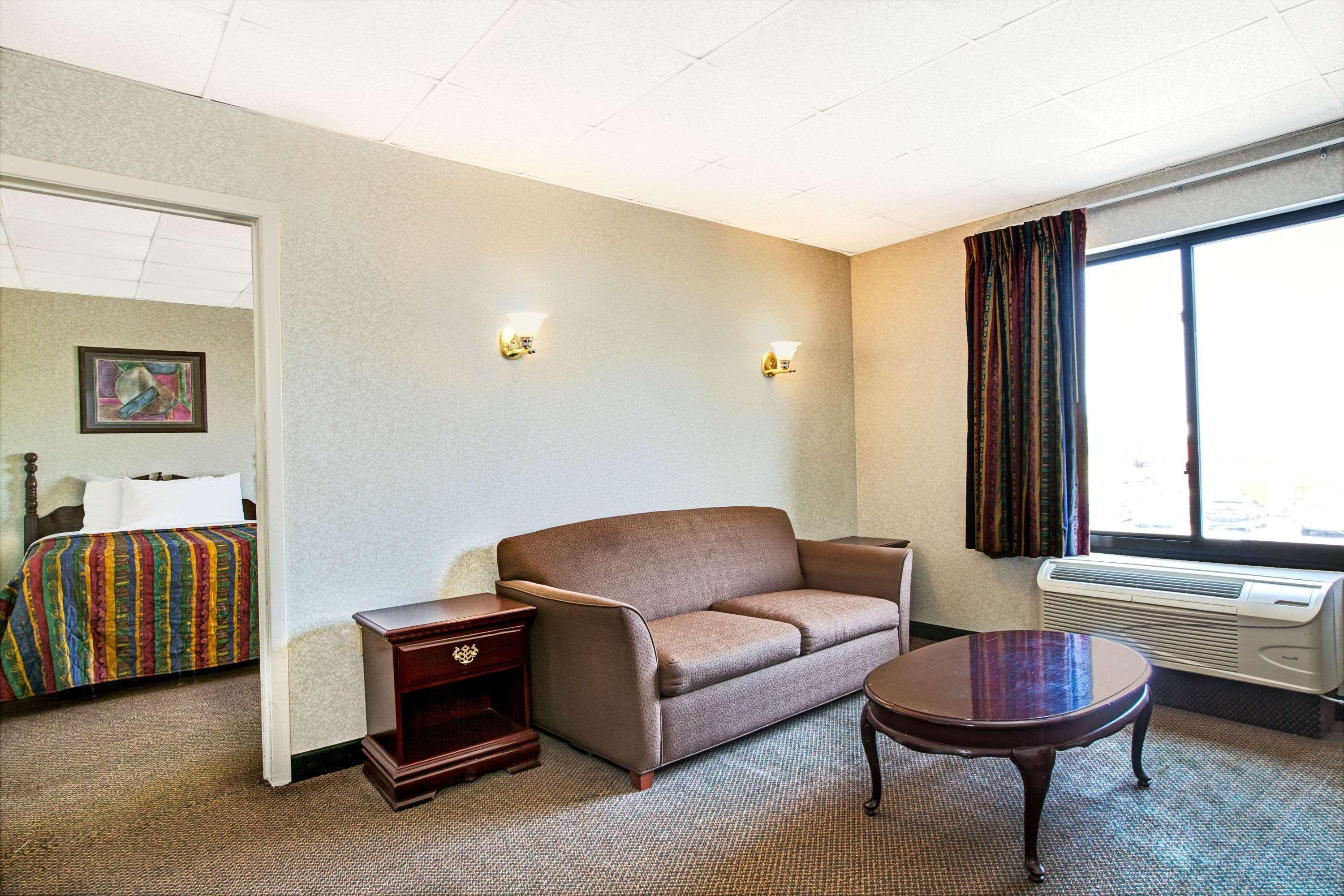 Days Inn By Wyndham Parsippany Exterior photo