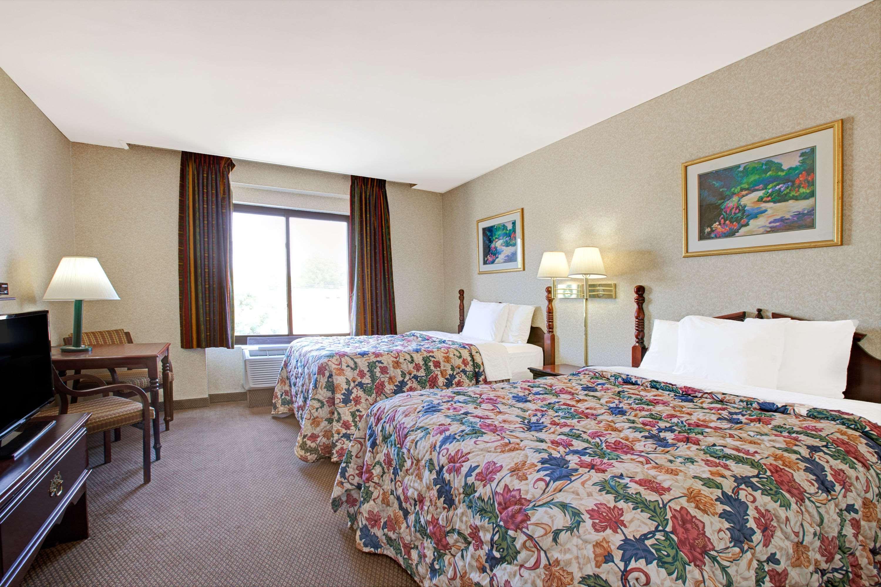Days Inn By Wyndham Parsippany Exterior photo