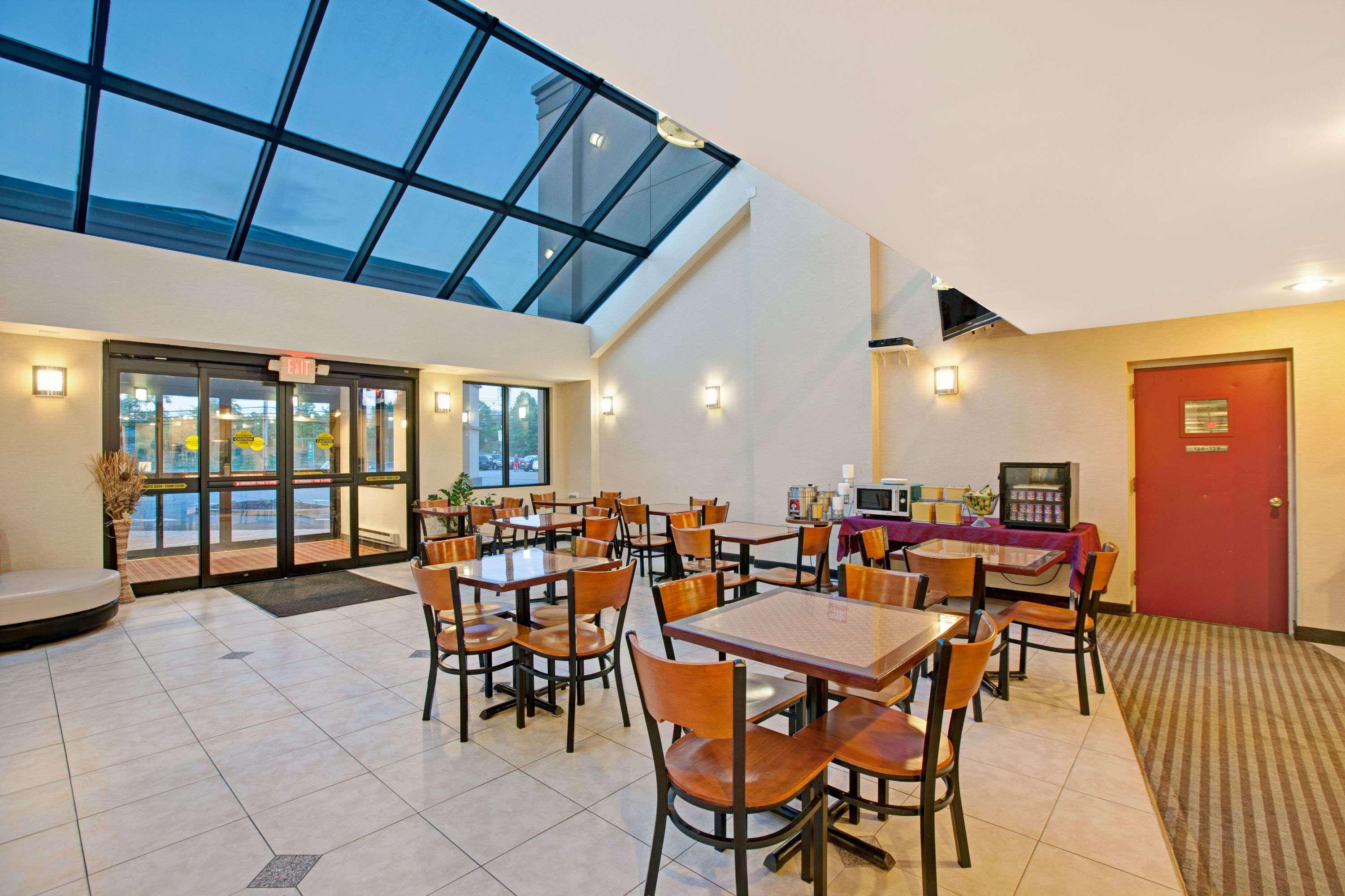Days Inn By Wyndham Parsippany Exterior photo