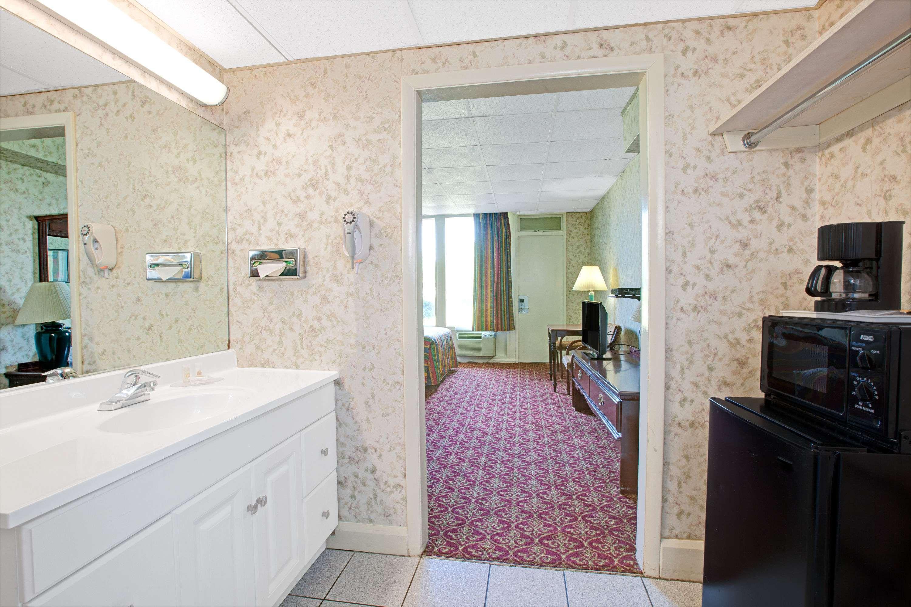 Days Inn By Wyndham Parsippany Exterior photo