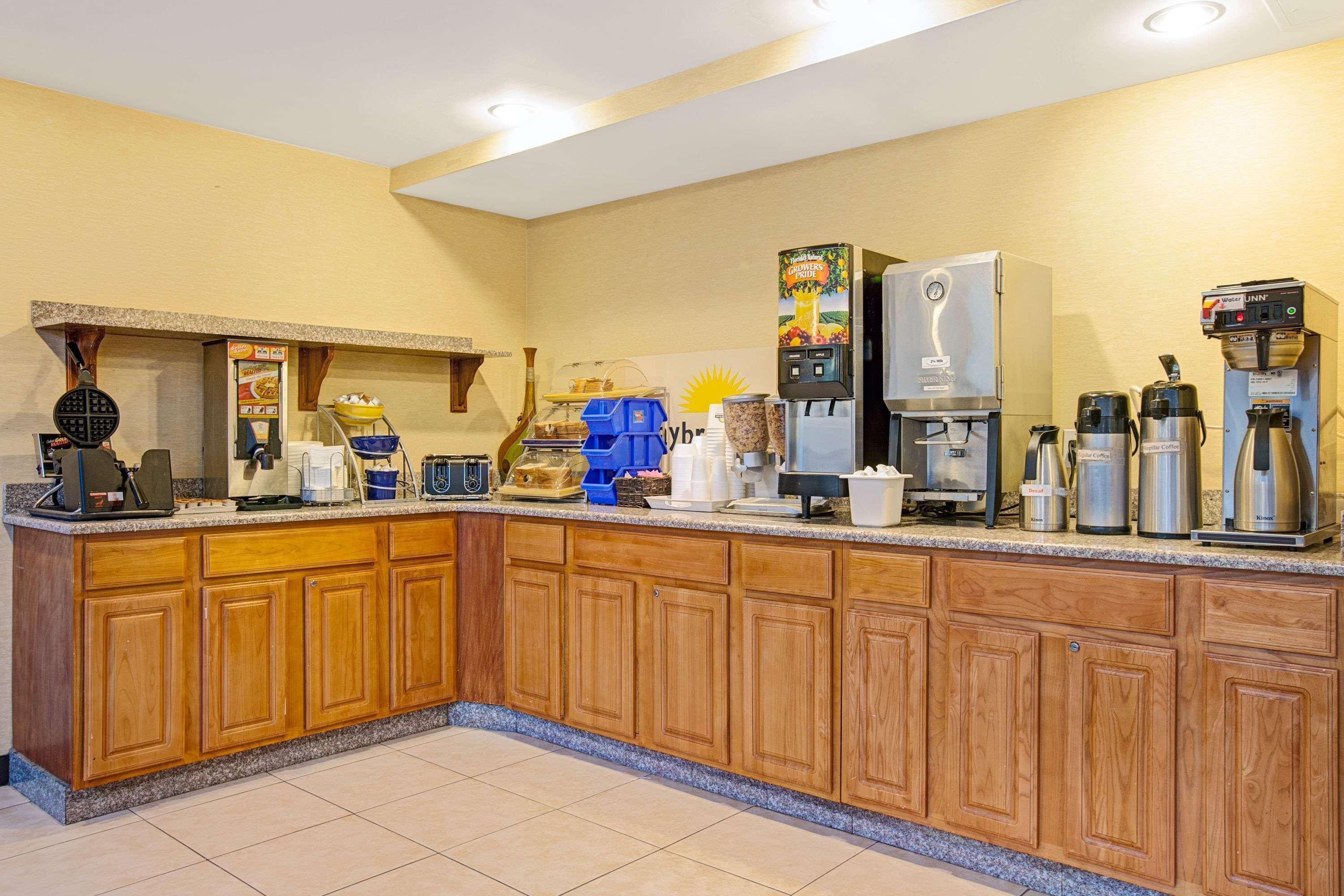 Days Inn By Wyndham Parsippany Exterior photo