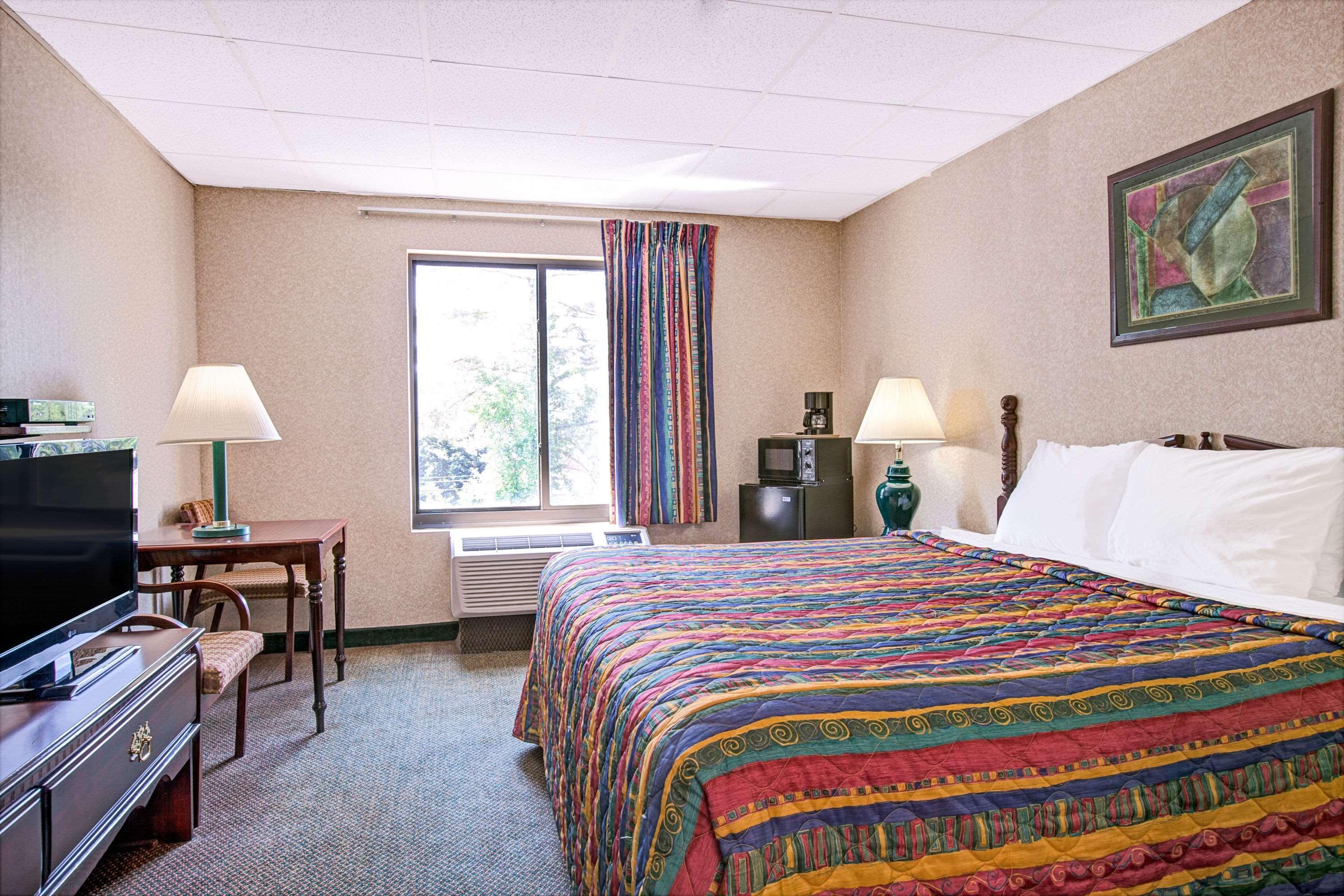 Days Inn By Wyndham Parsippany Exterior photo