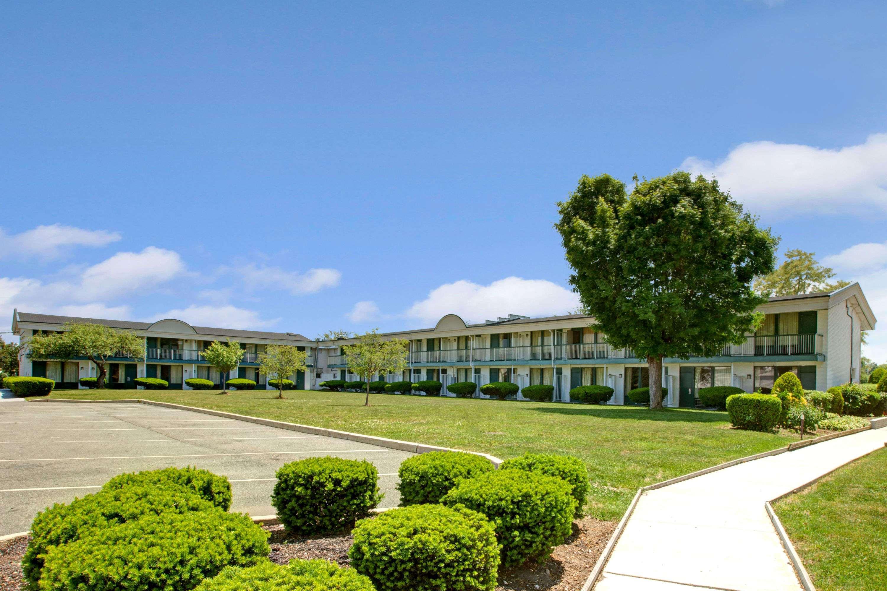 Days Inn By Wyndham Parsippany Exterior photo