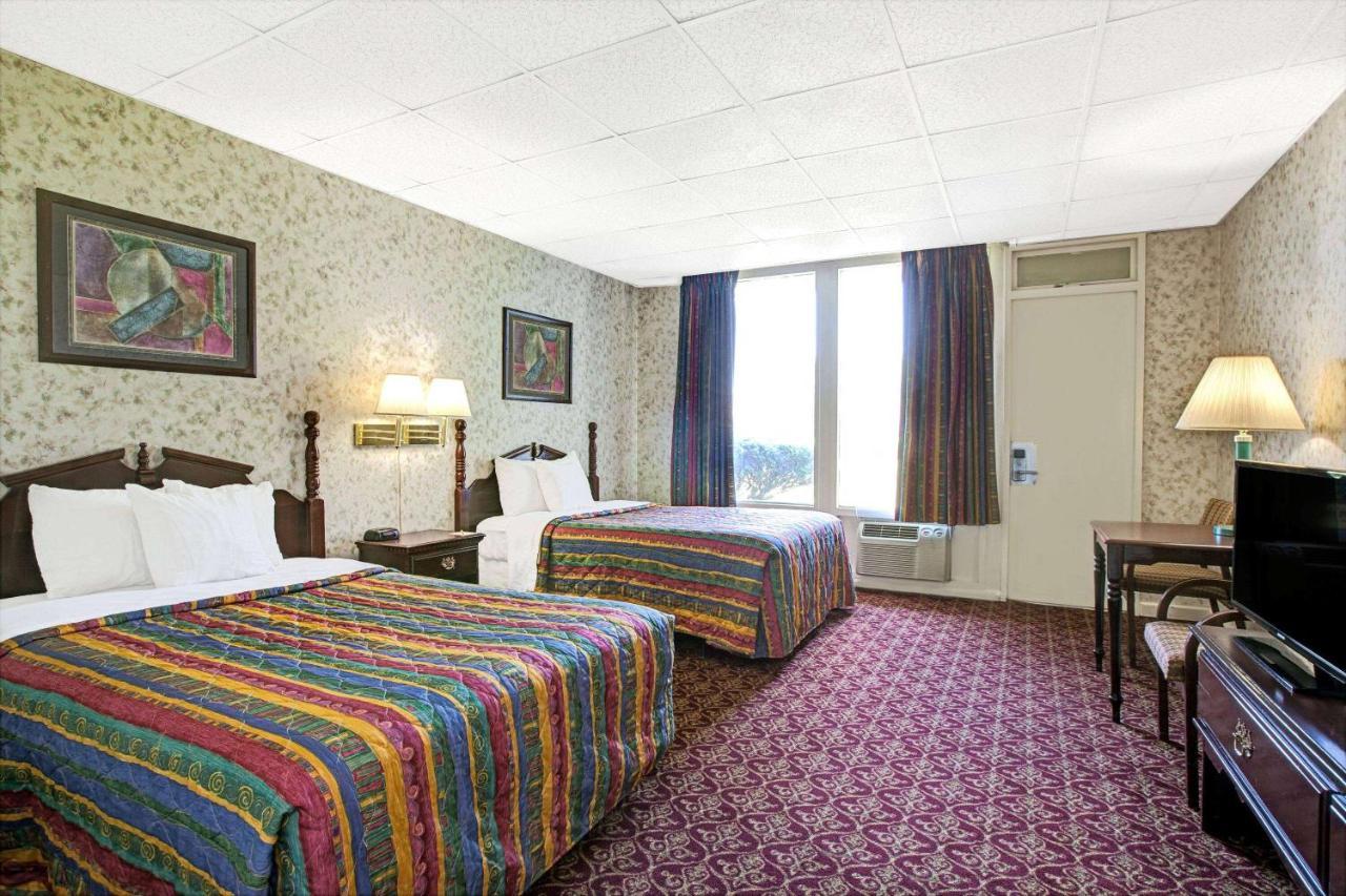 Days Inn By Wyndham Parsippany Exterior photo