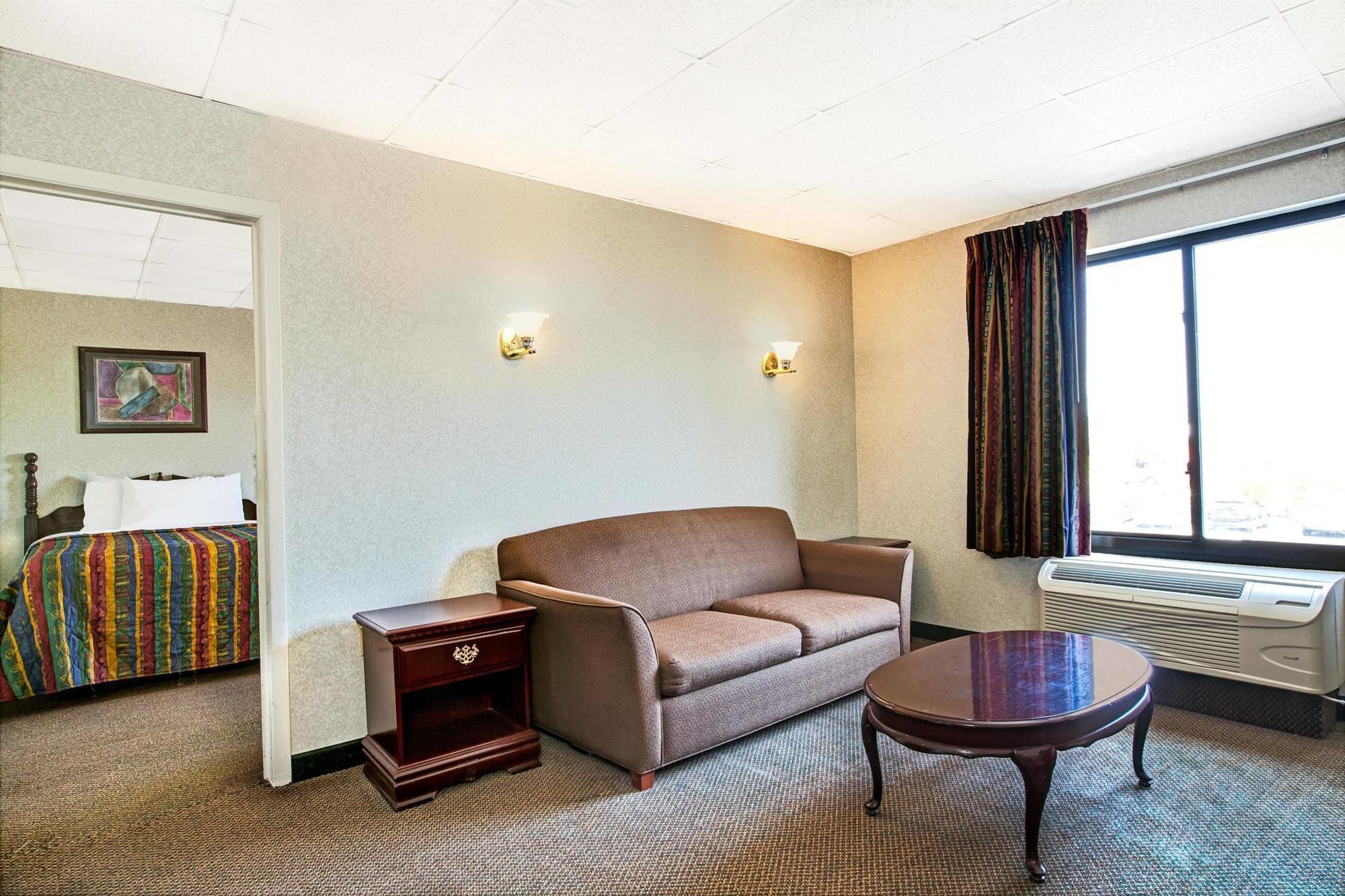 Days Inn By Wyndham Parsippany Exterior photo